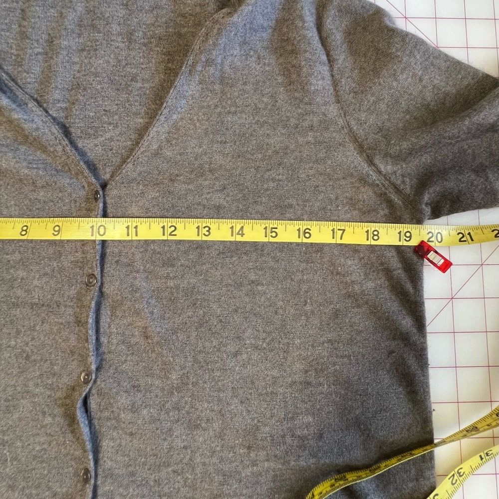 Women’s Eileen Fisher button front cardigan. Size Large. 100% cashmere - Picture 4 of 8